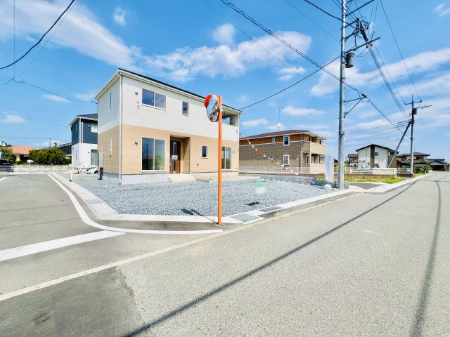 藤岡市立石の前面道路含む現地写真|間口も広く駐車が苦手な方にもおススメ♪