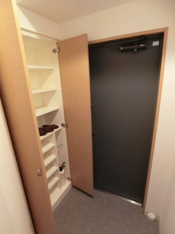 ドゥーエ幡ヶ谷の玄関|■モニタ付インターホン■ダウンライト■シューズクローゼット♪