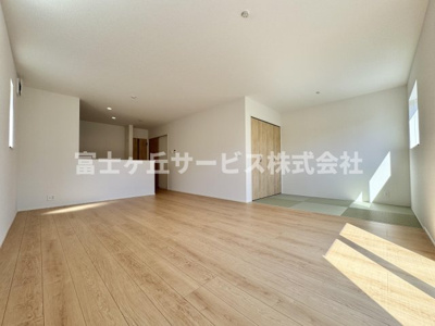 【居間・リビング】 | 静岡市清水区有東坂2丁目 新築一戸建て 2号棟 | リビングダイニングです