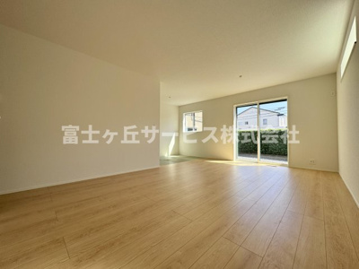 【居間・リビング】 | 静岡市清水区有東坂2丁目 新築一戸建て 2号棟 | リビングです