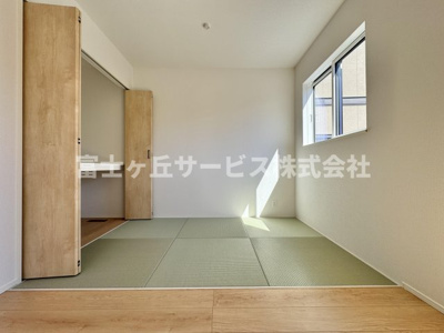 【和室】 | 静岡市清水区有東坂2丁目 新築一戸建て 2号棟 | リビングの隣に畳のスペースがあります