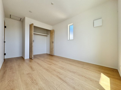 【洋室】 | 静岡市清水区有東坂2丁目 新築一戸建て 2号棟 | バルコニーに面した洋室です