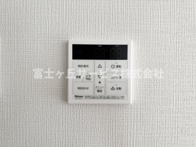 【発電・温水設備】 | 静岡市清水区有東坂2丁目 新築一戸建て 2号棟 | リビングからも操作ができて便利です