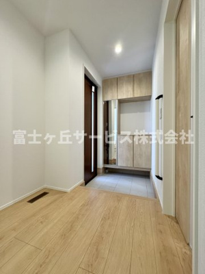 【玄関】 | 静岡市清水区有東坂2丁目 新築一戸建て 2号棟 | 収納もある玄関です