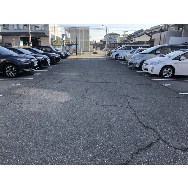サンシャイン江坂の駐車場