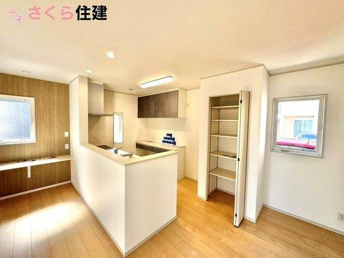 いろどりアイタウン栃木市大宮町22-P1　１２号棟のキッチン|たっぷり収納スペースにお気に入りの調理グッズをそろえて、お家ごはんのクオリティーも上がります。