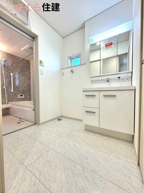 いろどりアイタウン栃木市大宮町22-P1　１２号棟の洗面所|ゆとりある広さの洗面所。両サイド収納の洗面台で、二人ならんで同時の身支度もスムーズです。