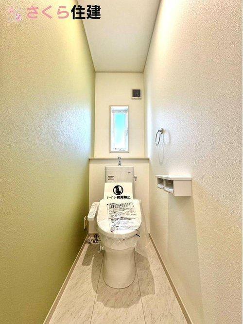 いろどりアイタウン栃木市大宮町22-P1　１２号棟のトイレ|各階にトイレが完備！！夜お子様がトイレに起きても2階の寝室から一緒に降りる必要もありません！