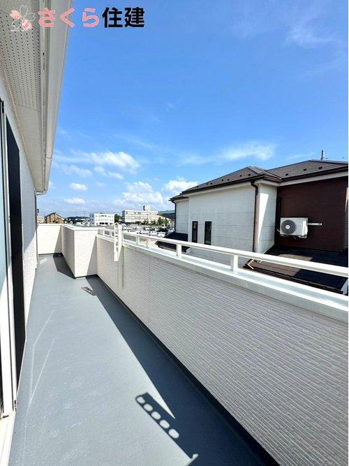 いろどりアイタウン栃木市大宮町22-P1　１２号棟のバルコニー|家族全員分の布団もゆったり並べられる広々バルコニー！