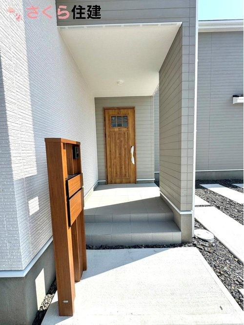 いろどりアイタウン栃木市大宮町22-P1　１２号棟の玄関|海外風でおしゃれな玄関周り(^O^)／