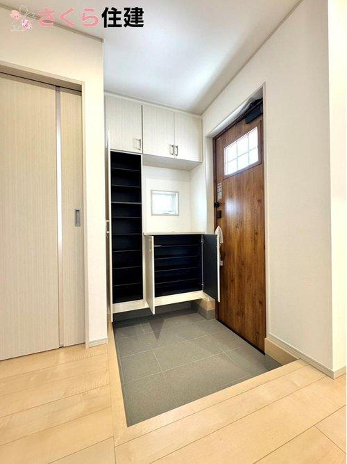 いろどりアイタウン栃木市大宮町22-P1　１２号棟の玄関|玄関内広々！可動棚で調整可、ロングブーツやトレッキング靴もすっぽり収まるようにカスタムできます♪