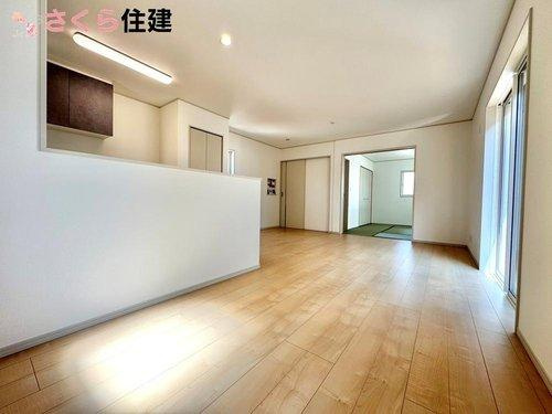 いろどりアイタウン栃木市大宮町22-P1　１２号棟の居間・リビング|優しい雰囲気のナチュラルな床材でどんな家具にもマッチします！部屋全体が明るい雰囲気に♪