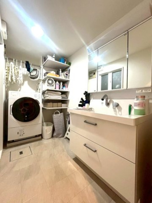 【独立洗面台】 | ■サンヴェール高槻二号棟 | ■2021年にリフォーム履歴有
●2021年3月　全室クロス・フローリング張替・キッチン交換・浴室交換・洗面化粧台交換・トイレ交換・建具交換・ハウスクリーニング等をされています。