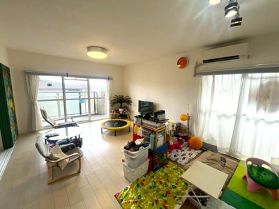 【居間・リビング】 | ■サンヴェール高槻二号棟 | ■2021年にリフォーム履歴有
●2021年3月　全室クロス・フローリング張替・キッチン交換・浴室交換・洗面化粧台交換・トイレ交換・建具交換・ハウスクリーニング等をされています。