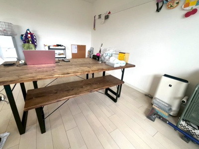 【居間・リビング】 | ■サンヴェール高槻二号棟 | ■2021年にリフォーム履歴有
●2021年3月　全室クロス・フローリング張替・キッチン交換・浴室交換・洗面化粧台交換・トイレ交換・建具交換・ハウスクリーニング等をされています。