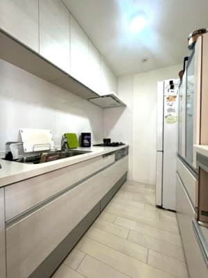 【キッチン】 | ■サンヴェール高槻二号棟 | ■2021年にリフォーム履歴有
●2021年3月　全室クロス・フローリング張替・キッチン交換・浴室交換・洗面化粧台交換・トイレ交換・建具交換・ハウスクリーニング等をされています。