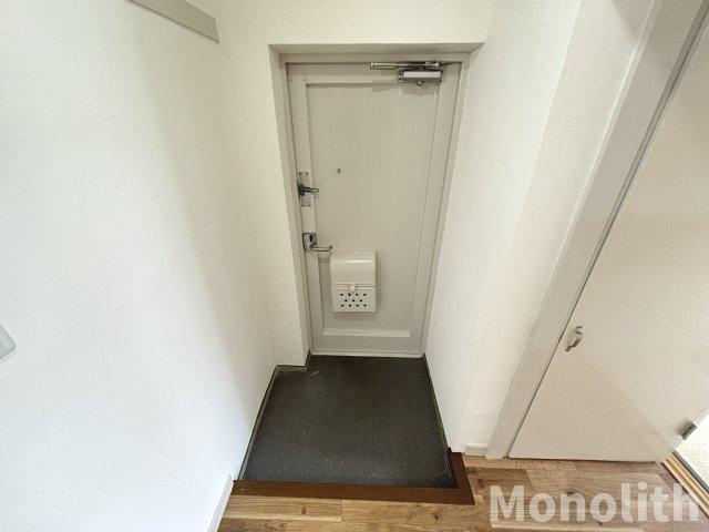 鶴山台18号棟の玄関