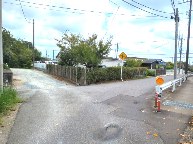 東金市宿　中古戸建の前面道路含む現地写真|敷地約785坪 7DK+離れ+作業所+ビニールハウス 庭にピザ窯があります。バーベキュー菜園も可能