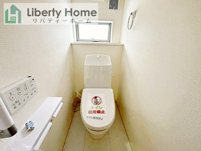 八千代町東原　新築戸建　2号棟のトイレ