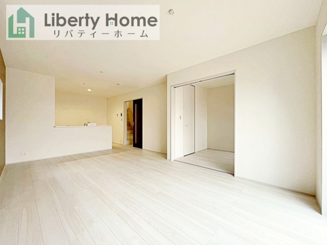 八千代町東原　新築戸建　2号棟の居間・リビング