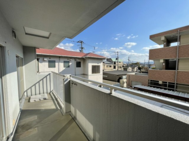 サーパス土居田のバルコニー|南側のバルコニー。南側に建物はありますが、あたたかな日差しが差し込みます。※2025年1月撮影の写真の為、現況と異なる場合現況を優先いたします。