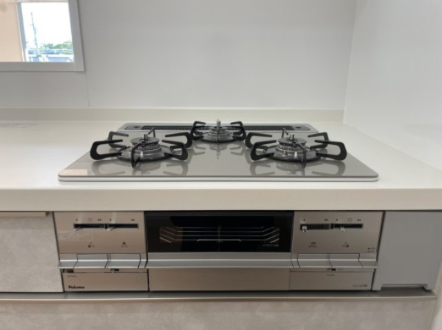 サーパス土居田のキッチン|ガスコンロも新調されており、快適にお料理ができます。※2025年1月撮影の写真の為、現況と異なる場合現況を優先いたします。