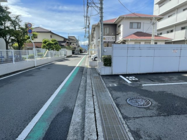 サーパス土居田のその他|東側前面道路。