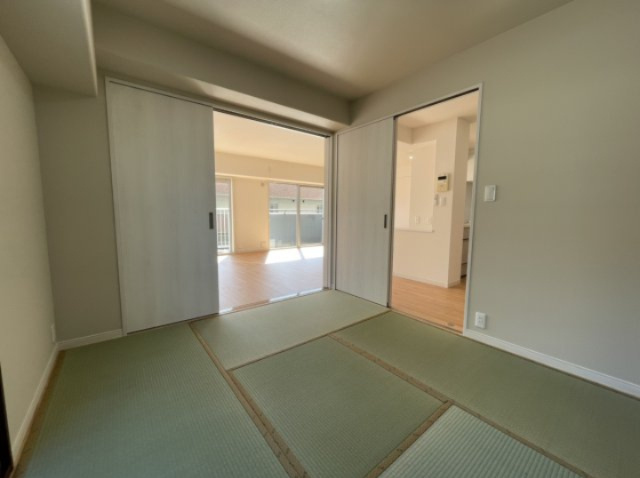サーパス土居田の和室|リビングに隣接する4.5帖の和室。実は、和室からもバルコニーへ出られます。※2025年1月撮影の写真の為、現況と異なる場合現況を優先いたします。