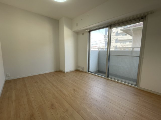 サーパス土居田の洋室|北東側の洋室。なんとこちらのお部屋からもバルコニー出ることができます。エアコンの設置も可能です♪※2025年1月撮影の写真の為、現況と異なる場合現況を優先いたします。