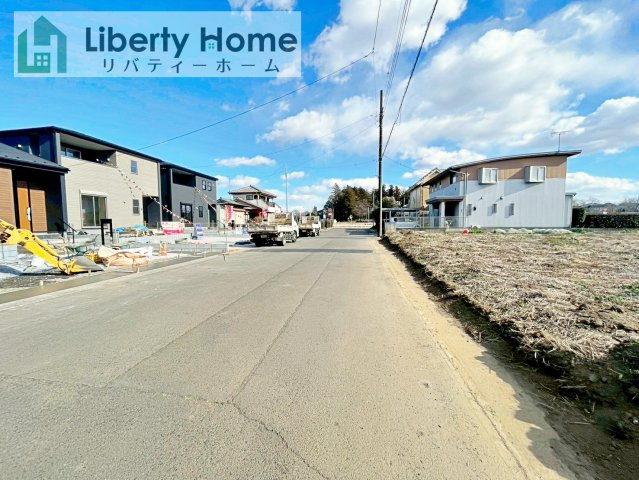 八千代町東原　新築戸建　3号棟の前面道路含む現地写真