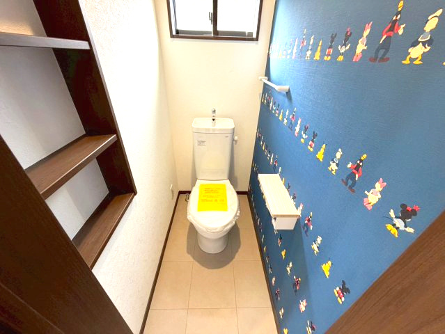 伊敷6丁目　新築戸建てのトイレ|2階にもトイレを配置しています。可愛らしいクロスが印象的ですね。