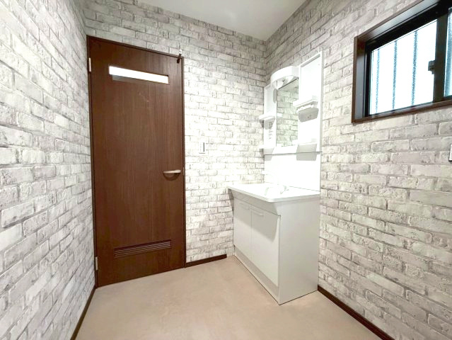 伊敷6丁目　新築戸建ての洗面所|すっきりとした洗面脱衣所です。洗面台はシャワー付きで隅々までお手入れできます。