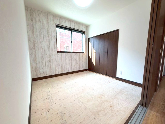 伊敷6丁目　新築戸建ての和室|リビングに隣接した4.5帖の和室です。畳は入居時に敷きます。