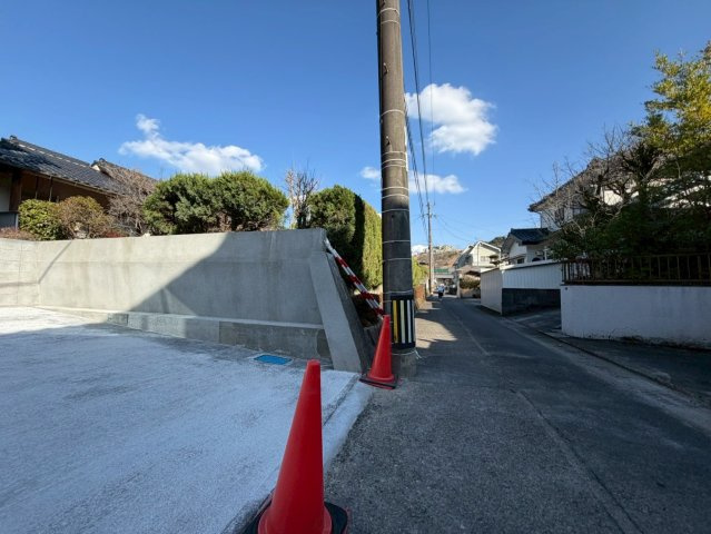 伊敷6丁目　新築戸建ての前面道路含む現地写真|交通量の少ない平坦地。