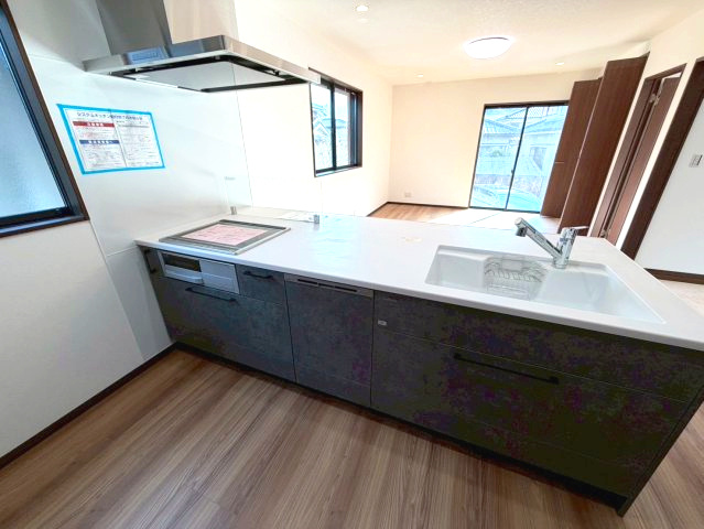 伊敷6丁目　新築戸建てのキッチン|リビングを見渡せるオープンフラットキッチンです。