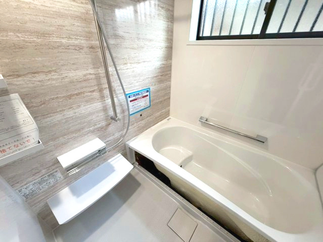 伊敷6丁目　新築戸建ての浴室|半身浴を楽しめるオープンフラットシステムキッチンです。
