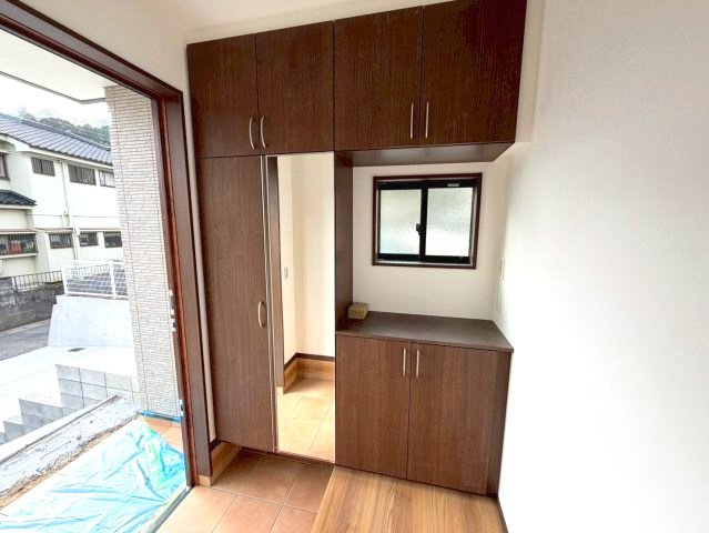 伊敷6丁目　新築戸建ての玄関|姿見付きの下駄箱収納。