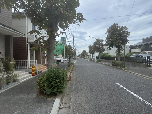 松戸市新松戸南３丁目新築戸建【新松戸南小学校：3分】の前面道路含む現地写真|北側前面道路・幅員ゆったり♪