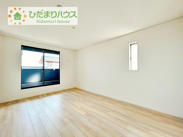 【洋室】 | 常総市山口第2　新築戸建　2号棟 | バルコニーに面していて、たっぷり光りの入る明るい主寝室です！