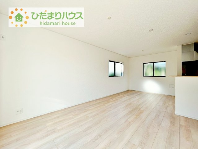 【居間・リビング】 | 常総市山口第2　新築戸建　2号棟 | 南に面した大きな窓から差し込む光で日中は電気いらず♪