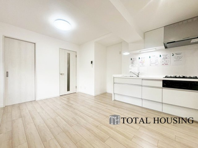 【居間・リビング】 | 平岸フラワーホーム | 柔らかな色合いのフローリングと清潔感の溢れるクロスが明るい空間を創り出しているリビングダイニング。憩いの場に相応しく、ここで楽しむ家族の時間が絆をより深めてくれそうです。