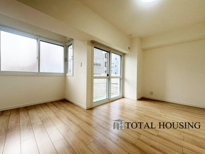 【洋室】 | 平岸フラワーホーム | 洋室　約9.4帖
バルコニーから自然光と心地の良い風が届く洋室です。LDKに隣接しており、引き戸を開放して一体利用も可能です。