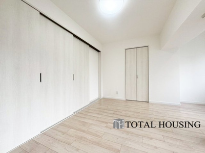 【洋室】 | 平岸フラワーホーム | 洋室　約9.4帖
心と体をゆったりと安らげる洋室。お部屋のゆとりが大きい分だけ、暮らしの安らぎは深まります。次の日を心地よく迎えたいから、頑張った自身の心と体を労わる設計へ。