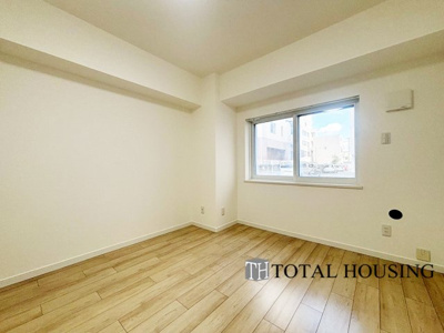 【洋室】 | 平岸フラワーホーム | 洋室　約5.9帖
明るい採光面で、ワークスペースとして利用の際手元が明るく、寝室として利用の際には日が差し込み気持ちよく朝を迎えれます！