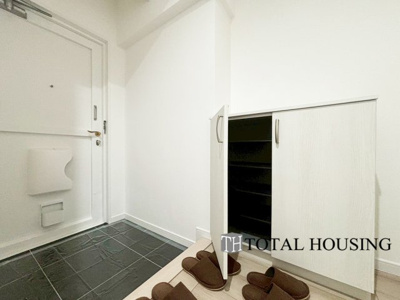 【玄関】 | 平岸フラワーホーム | 住まう人も来客も入った時にワクワクさせてくれるオシャレな玄関♪
収納もたっぷりあるので、靴がたくさんあっても安心！
気持ちの良い朝は、毎日ここからスタートしていきます♪