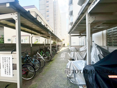 【駐輪場】 | 平岸フラワーホーム | 駐輪場とバイク置場です。
屋根付きなので、雨風の影響を受けにくく、直射日光から守ることができます。