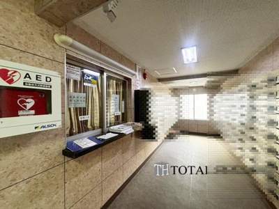 【その他共用部分】 | 平岸フラワーホーム | 宅配ボックスがあることで、留守中でも荷物を受け取ることができ、再配達の手間が省けます。忙しい方にとって非常に便利です。