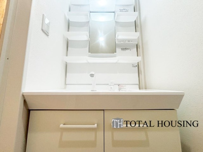 【独立洗面台】 | 平岸フラワーホーム | 一日の始まりの朝、歯磨きをしたりメイクや髪をセットしたり・・・使いやすさが考えられた3面鏡です♪シャワー付水栓で洗面台でのシャンプーや毎日の掃除に大変便利ですね♪