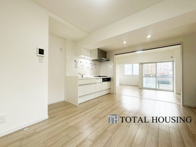 【居間・リビング】 | 平岸フラワーホーム | LDKと洋室の間の扉を開けることで、開放感あふれる一室として利用することも可能です。
洋室には大きな窓がある為、リビング全体が明るい陽光に包まれます。