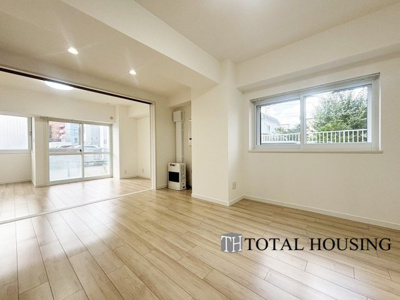 【居間・リビング】 | 平岸フラワーホーム | キッチン・洋室と繋がっており、開放感はもちろんご家族とのコミュニケーションもとりやすい間取りです。ナチュラルなカラーのフロアな為、お部屋が更に明るい印象になります。